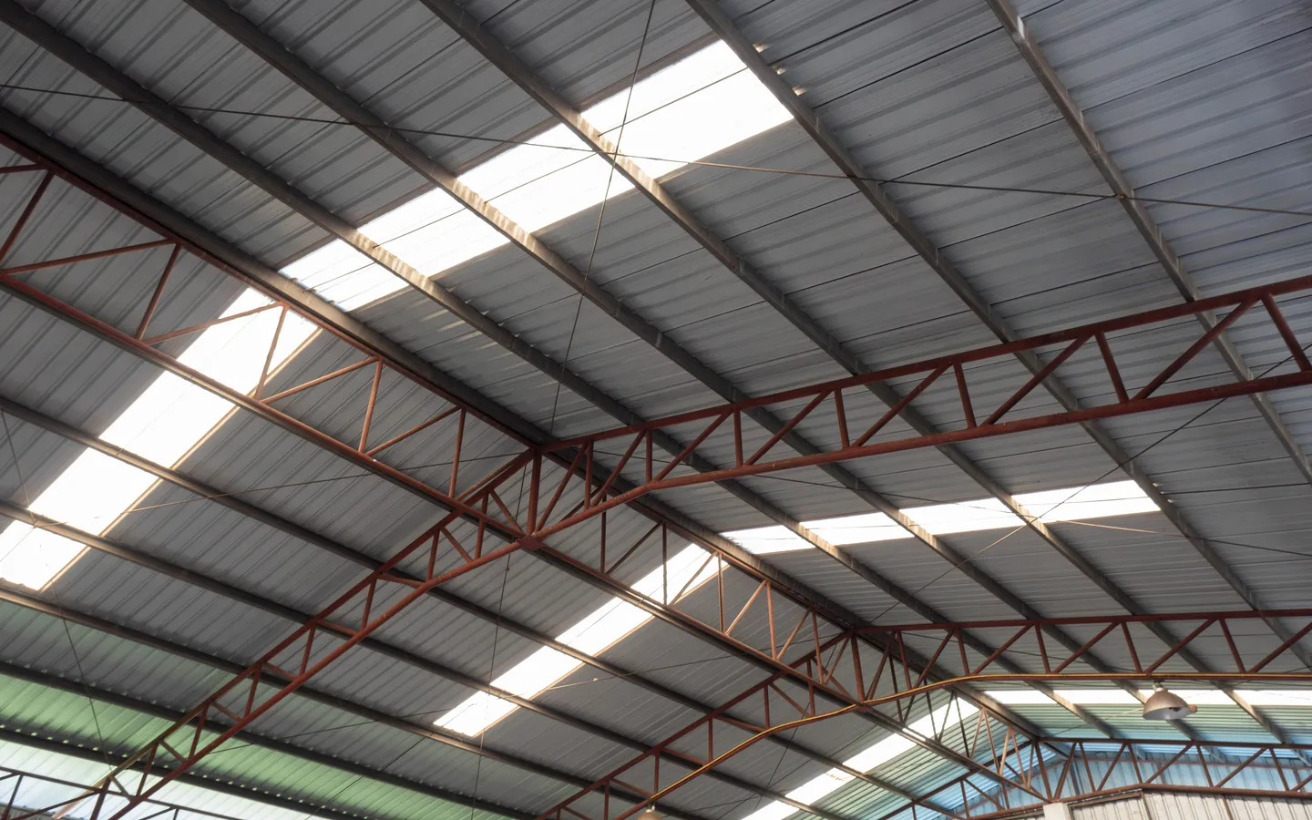 Techo metálico industrial con estructura de vigas y cubierta en Medellín