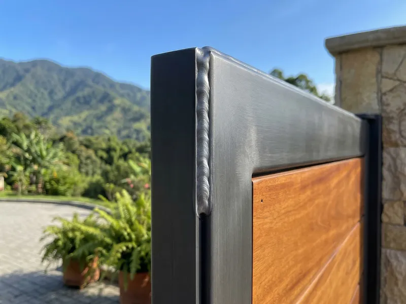 Fabricación de puertas metálicas en Medellín