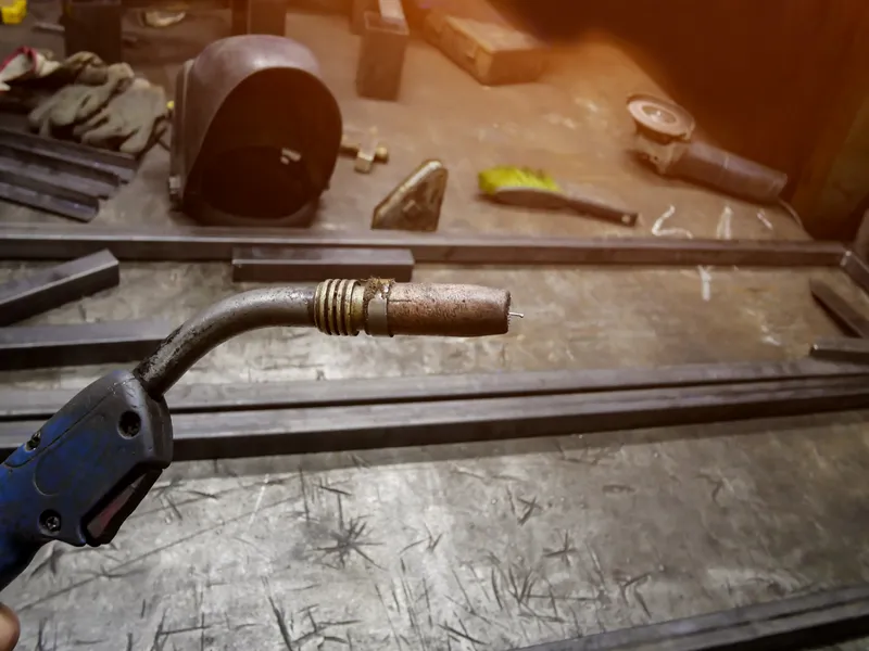 Soldador trabajando en taller de estructuras metálicas Metálicas Aburrá Medellín